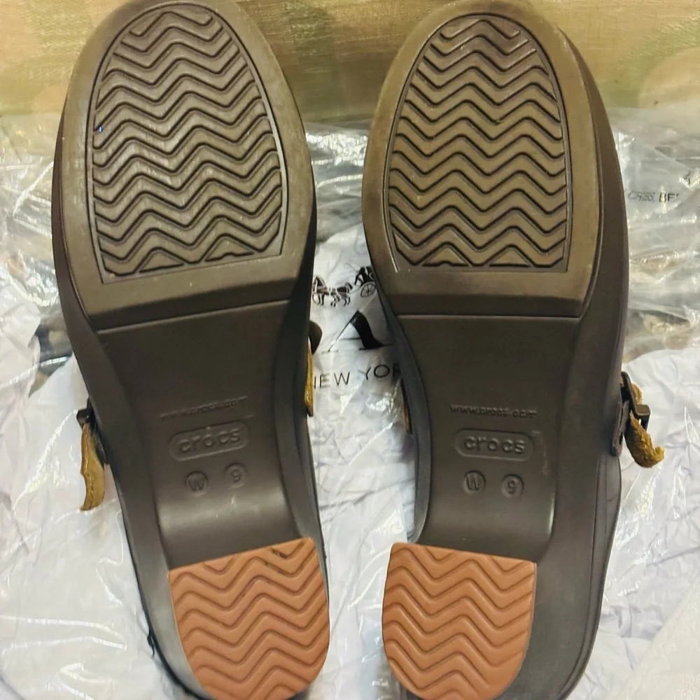 Crocs Sarah clogs in a brown color with a tan suede leather strap - Picture 4 of 8